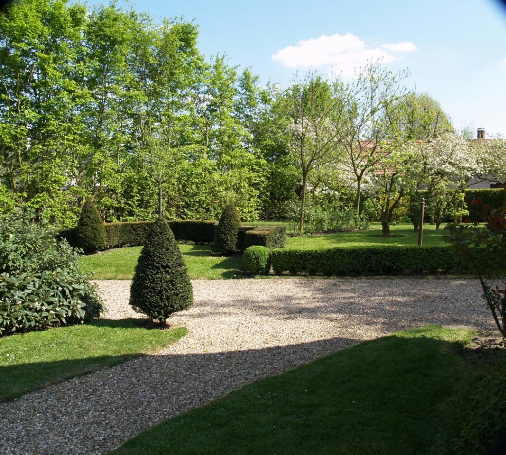 Creation et entretien de jardin decoratifs, taille de haies en topiaire, fauchage de talus, tâche de débroussaillage,